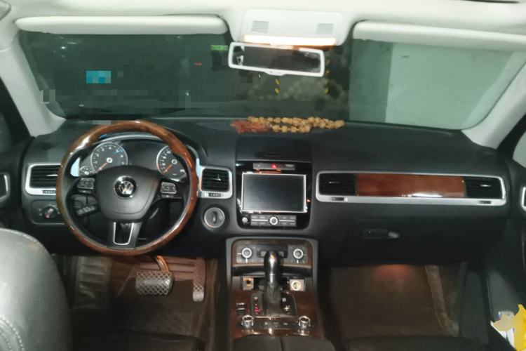 Used Volkswagen Touareg 2011 3.0 TSI Comfort Version Center Console