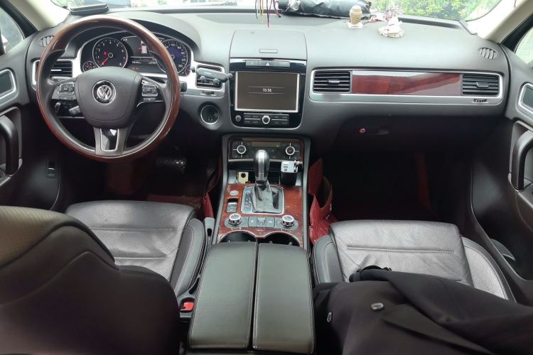 Used Volkswagen Touareg 2011 3.0 TSI High-End Version Center Console