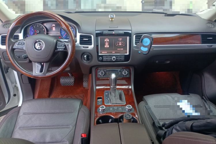Used Volkswagen Touareg 2011 3.0 TSI Comfort Version Center Console
