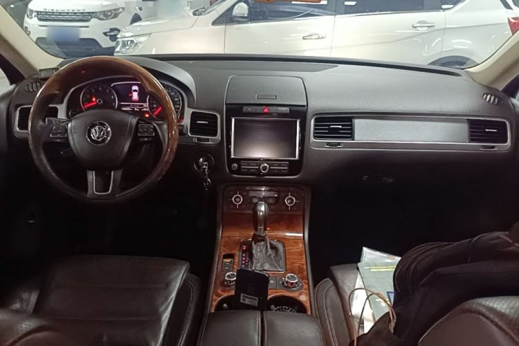 Used Volkswagen Touareg 2011 3.0 TSI Comfort Version Center Console