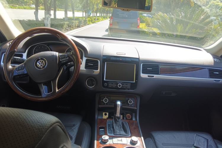 Used Volkswagen Touareg 2011 3.0 TSI Comfort Version Center Console