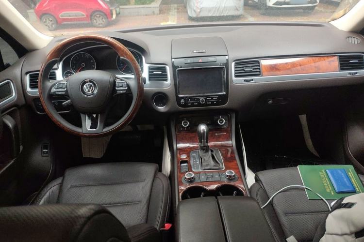 Used Volkswagen Touareg 2011 3.0 TSI High-End Version Center Console