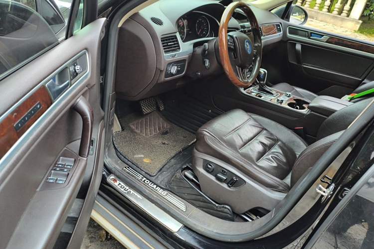Used Volkswagen Touareg 2011 3.0 TSI High-End Version Driver Seat