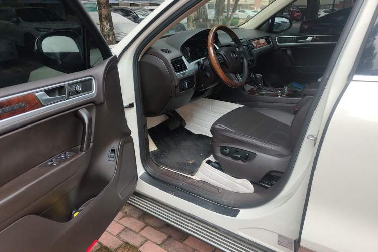 Used Volkswagen Touareg 2011 3.0 TSI High-End Version Driver Seat