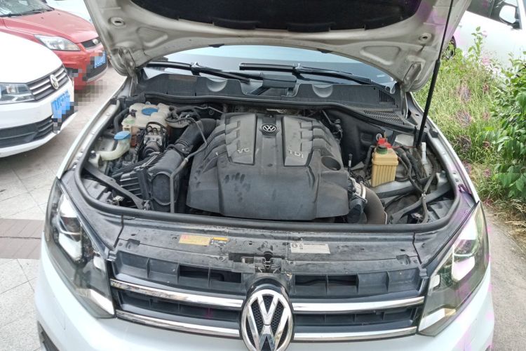 Used Volkswagen Touareg 2011 3.0 TDI Diesel Comfort Version Engine Bay