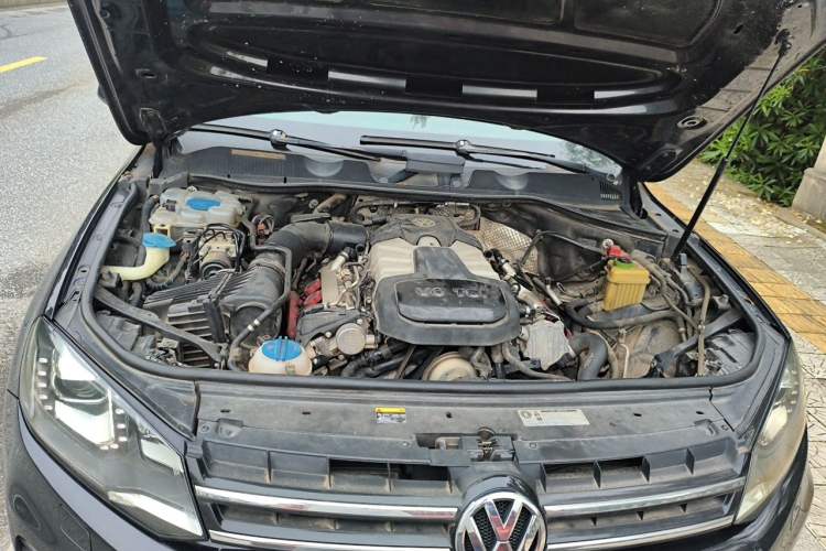 Used Volkswagen Touareg 2011 3.0 TSI High-End Version Engine Bay