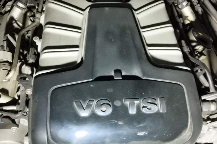 Used Volkswagen Touareg 2011 3.0 TSI Comfort Version Engine Bay