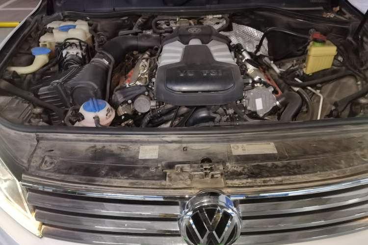 Used Volkswagen Touareg 2011 3.0 TSI Comfort Version Engine Bay