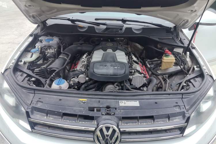 Used Volkswagen Touareg 2011 3.0 TSI High-End Version Engine Bay