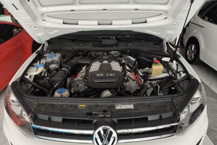 Used Volkswagen Touareg 2011 3.0 TSI Standard Version Engine Bay