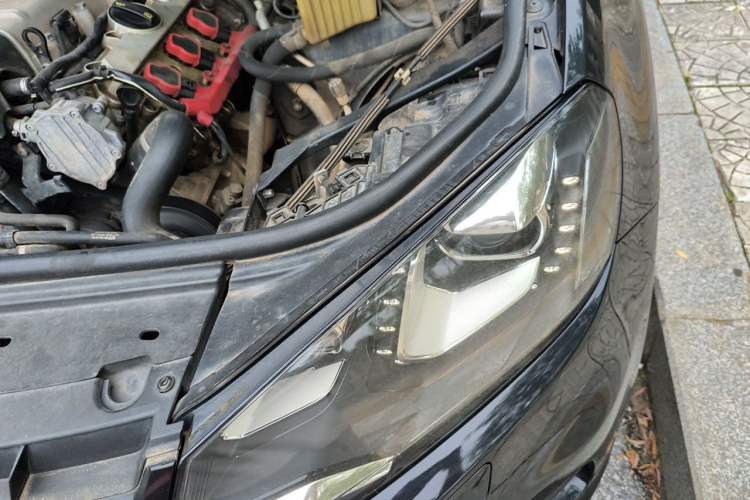 Used Volkswagen Touareg 2011 3.0 TSI High-End Version Engine Bay Left