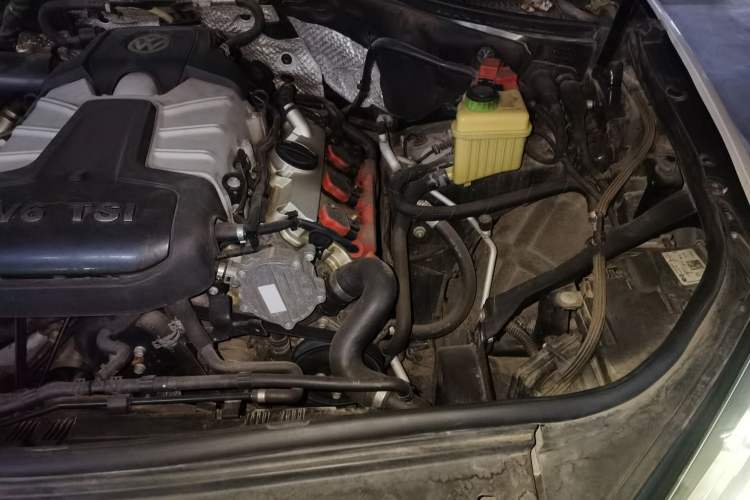 Used Volkswagen Touareg 2011 3.0 TSI Comfort Version Engine Bay Left