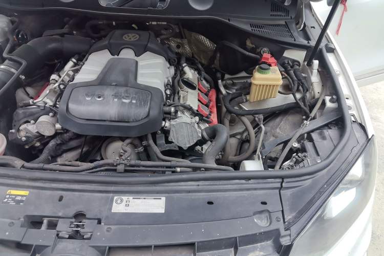 Used Volkswagen Touareg 2011 3.0 TSI High-End Version Engine Bay Left