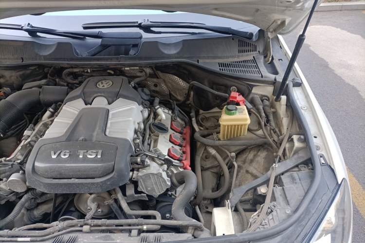 Used Volkswagen Touareg 2011 3.0 TSI Comfort Version Engine Bay Left