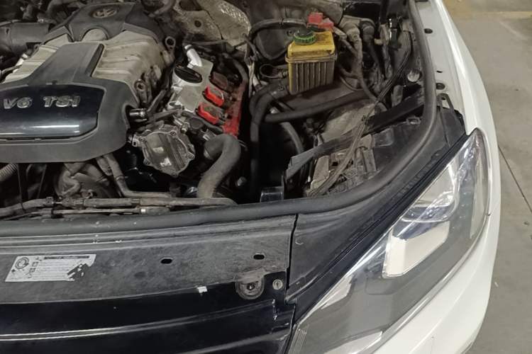 Used Volkswagen Touareg 2011 3.0 TSI Comfort Version Engine Bay Left