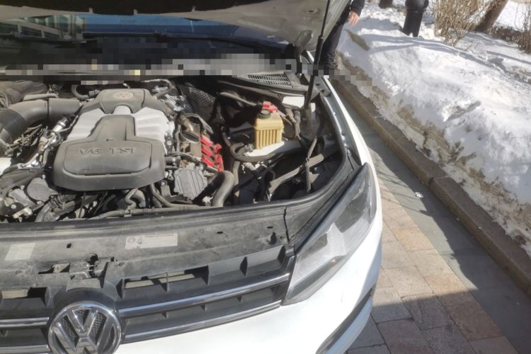 Used Volkswagen Touareg 2011 3.0 TSI Standard Version Engine Bay Left