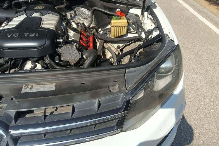 Used Volkswagen Touareg 2011 3.0 TSI Comfort Version Engine Bay Left