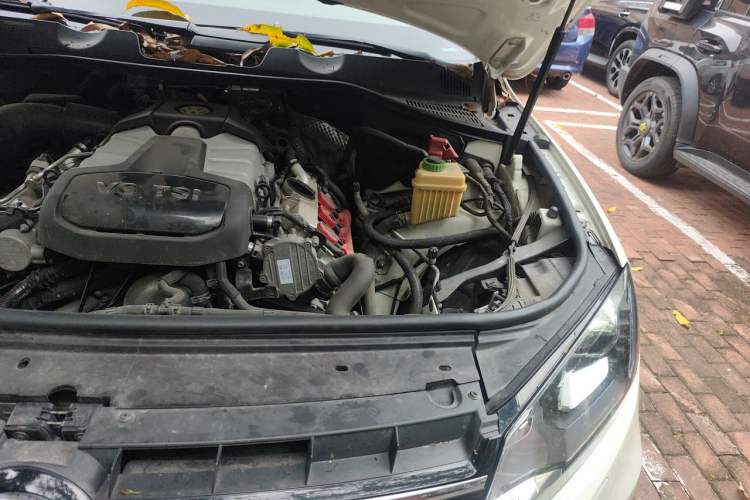 Used Volkswagen Touareg 2011 3.0 TSI High-End Version Engine Bay Left