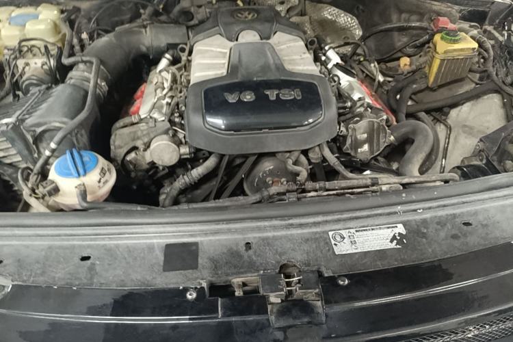 Used Volkswagen Touareg 2011 3.0 TSI Comfort Version Engine Bay
