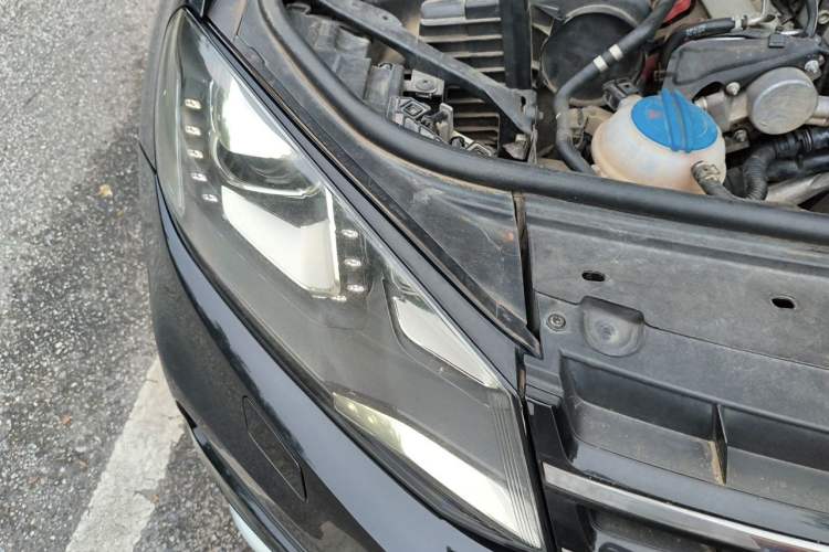 Used Volkswagen Touareg 2011 3.0 TSI High-End Version Engine Bay Right