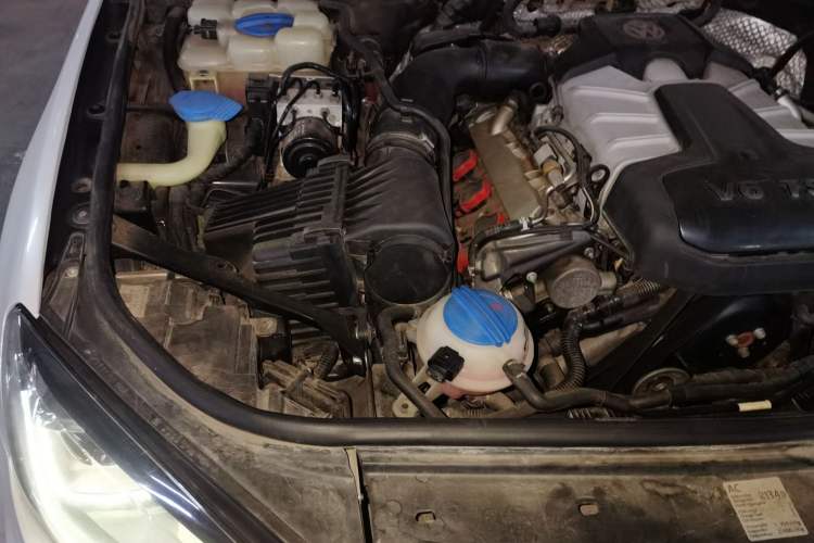 Used Volkswagen Touareg 2011 3.0 TSI Comfort Version Engine Bay Right