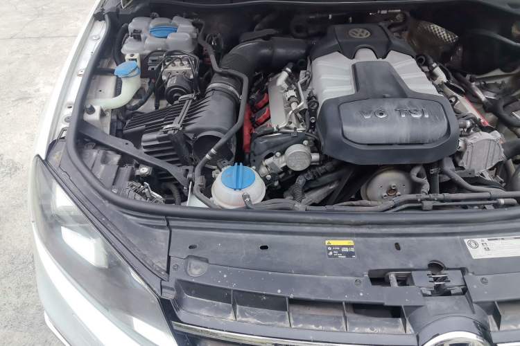 Used Volkswagen Touareg 2011 3.0 TSI High-End Version Engine Bay Right