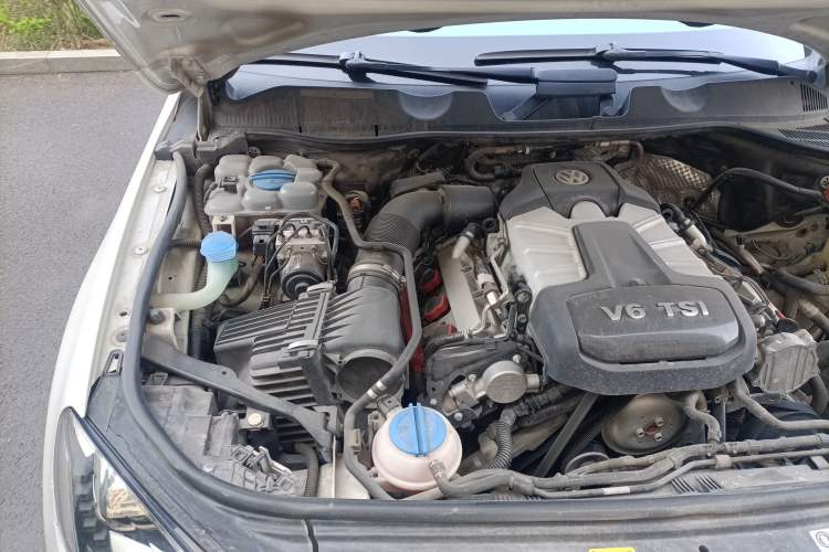 Used Volkswagen Touareg 2011 3.0 TSI Comfort Version Engine Bay Right