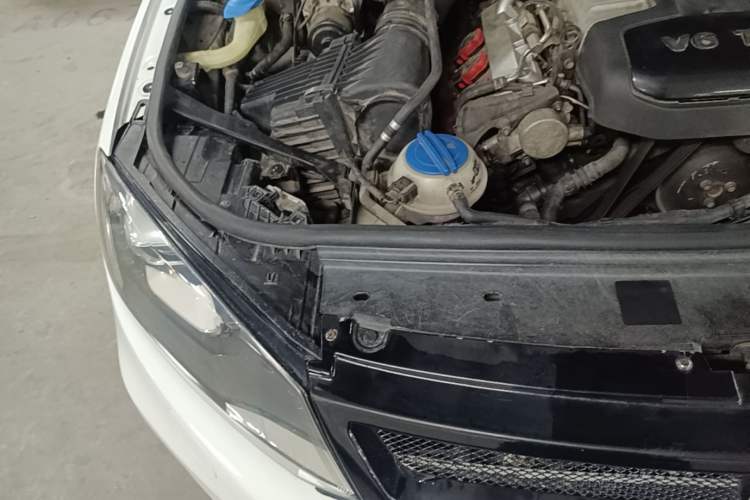 Used Volkswagen Touareg 2011 3.0 TSI Comfort Version Engine Bay Right