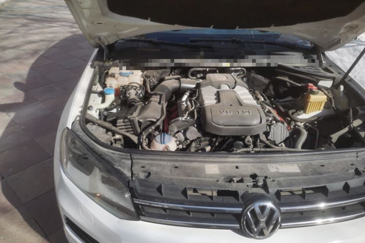 Used Volkswagen Touareg 2011 3.0 TSI Standard Version Engine Bay Right