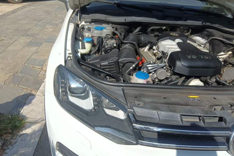 Used Volkswagen Touareg 2011 3.0 TSI Comfort Version Engine Bay Right