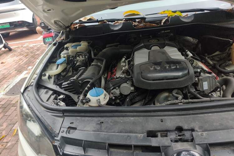 Used Volkswagen Touareg 2011 3.0 TSI High-End Version Engine Bay Right