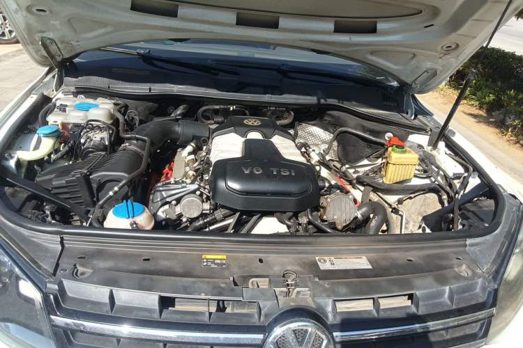 Used Volkswagen Touareg 2011 3.0 TSI Comfort Version Engine Bay