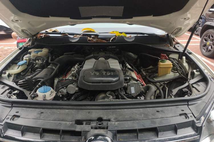 Used Volkswagen Touareg 2011 3.0 TSI High-End Version Engine Bay