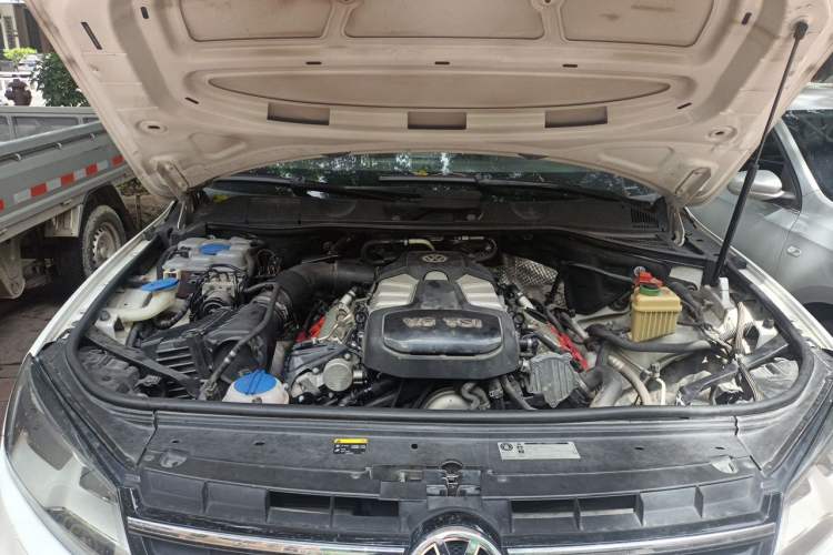Used Volkswagen Touareg 2011 3.0 TSI Standard Version Engine Bay