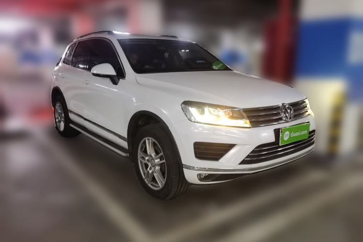 Used Volkswagen Touareg 2011 3.0 TSI Comfort Version Front Right 45 Deg