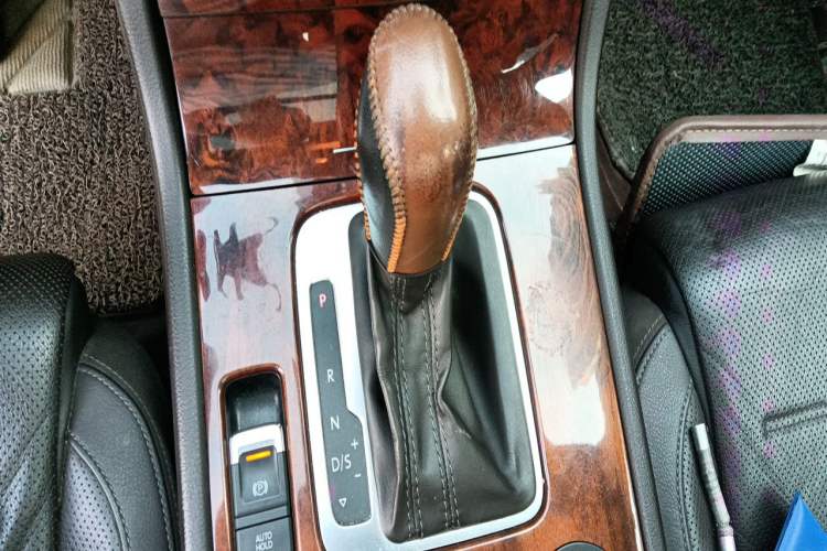 Used Volkswagen Touareg 2011 3.0 TDI Diesel Comfort Version Gear Lever