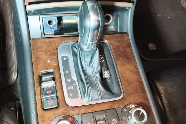Used Volkswagen Touareg 2011 3.0 TSI Comfort Version Gear Lever