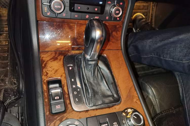 Used Volkswagen Touareg 2011 3.0 TSI Comfort Version Gear Lever