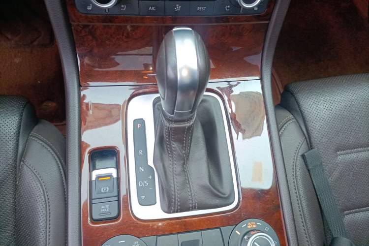 Used Volkswagen Touareg 2011 3.0 TSI Comfort Version Gear Lever