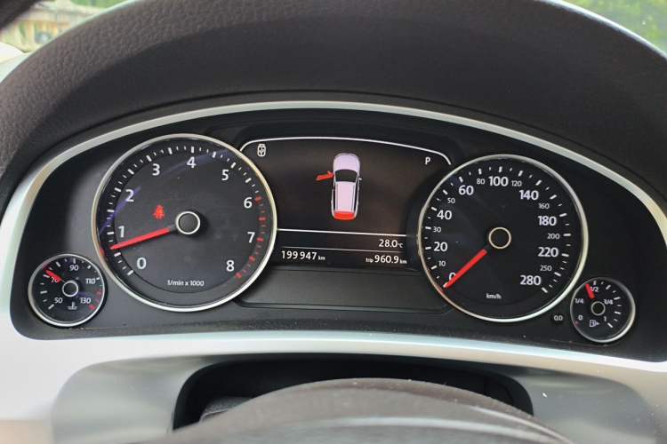 Used Volkswagen Touareg 2011 3.0 TSI High-End Version Instrument Cluster
