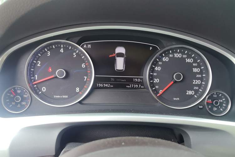 Used Volkswagen Touareg 2011 3.0 TSI High-End Version Instrument Cluster