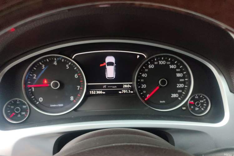 Used Volkswagen Touareg 2011 3.0 TSI High-End Version Instrument Cluster