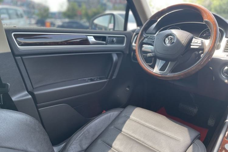 Used Volkswagen Touareg 2011 3.0 TSI Comfort Version Interior 1