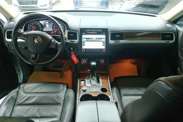 Used Volkswagen Touareg 2011 3.0 TSI Standard Version Interior 2