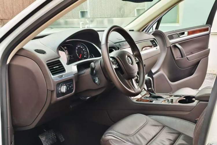 Used Volkswagen Touareg 2011 3.0 TSI Standard Version Interior 2