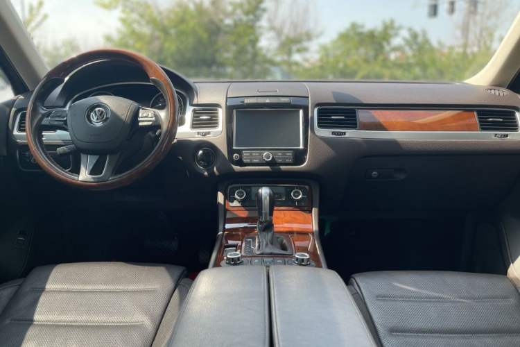Used Volkswagen Touareg 2011 3.0 TSI Comfort Version Interior 2