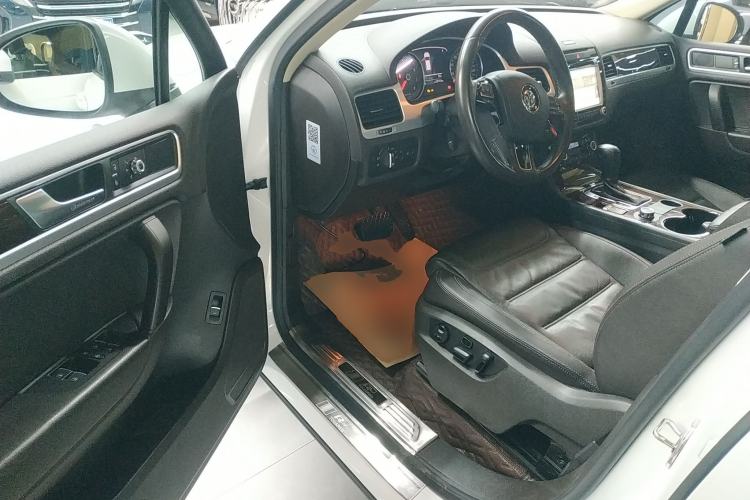 Used Volkswagen Touareg 2011 3.0 TSI Standard Version Interior 3