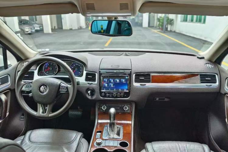 Used Volkswagen Touareg 2011 3.0 TSI Standard Version Interior 3