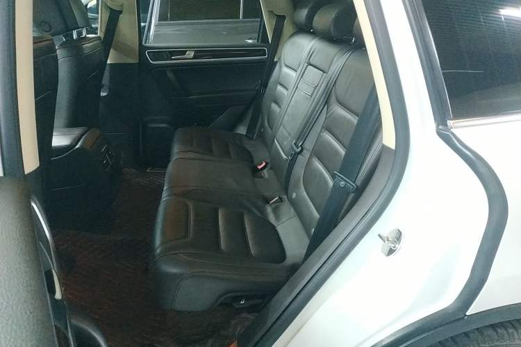Used Volkswagen Touareg 2011 3.0 TSI Standard Version Interior 4