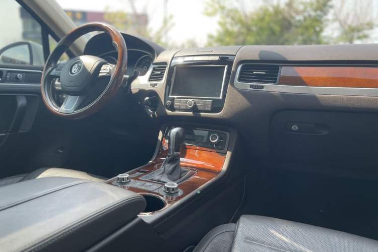 Used Volkswagen Touareg 2011 3.0 TSI Comfort Version Interior 7